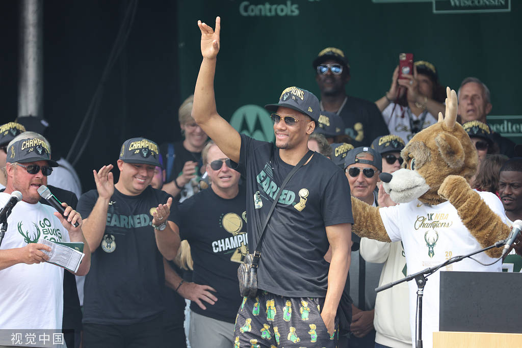 惊险一幕，马竞女足球员梅迪纳头部被膝盖撞到后失去意识（赛场惊魂：马竞女足球员梅迪纳头部遭膝击后当场昏迷）