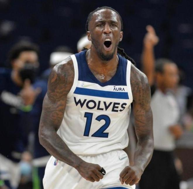 王飞获双料推广人奖，推动中国拳击发展，助力职业拳击繁荣。（王飞荣获双料推广人称号，助推中国拳击发展与职业拳击繁荣）