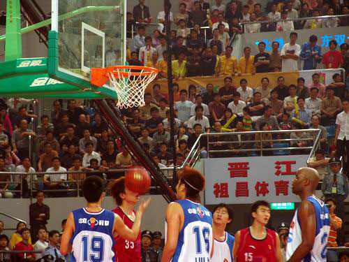 自由人聘请克里斯·德马科担任教练时，曾征求库里对他的评价（自由人在任命克里斯·德马科为教练前，曾向库里征求看法）